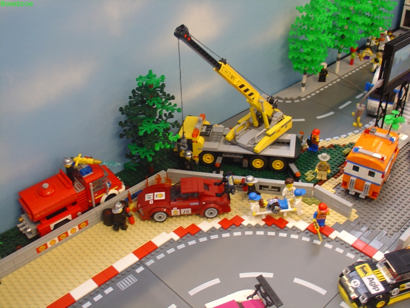 Illustration for article titled This Lego diorama puts the official theme to shame